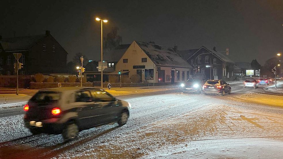 In Leer fließt der Verkehr an der Kreuzung „Am Kaak“ am frühen Morgen. Foto: Sebastian Bete