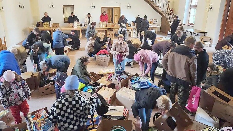 Regelmäßig kommen die Helfer wie hier im Heimathaus Bockhorst zusammen, um Hilfspakete zu packen. Foto: Sozial Ehrenamtlicher Verein
