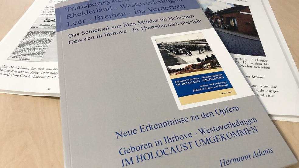 Das neue Buch von Regionalhistoriker Hermann Adams bündelt aktuelle Erkenntnisse zu jüdischen Holocaust-Opfern aus Ihrhove und zu den Deportationen über das Durchgangslager Westerbork. Foto: Kirsten Beening/Gemeinde