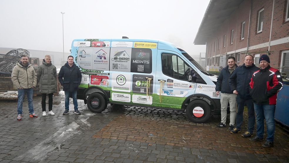 Für den Fahrdienst zu den Jugendwerkstätten kann die AKSR GmbH jetzt über einen nagelneuen Bulli verfügen. Möglich wurde die Anschaffung durch zahlreiche Sponsoren, die sich an der Finanzierung des Ford Transit beteiligt haben. Das Foto zeigt Vertreter von einigen der insgesamt 43 Sponsoren, also den beteiligten Firmen. Foto: Holger Weers