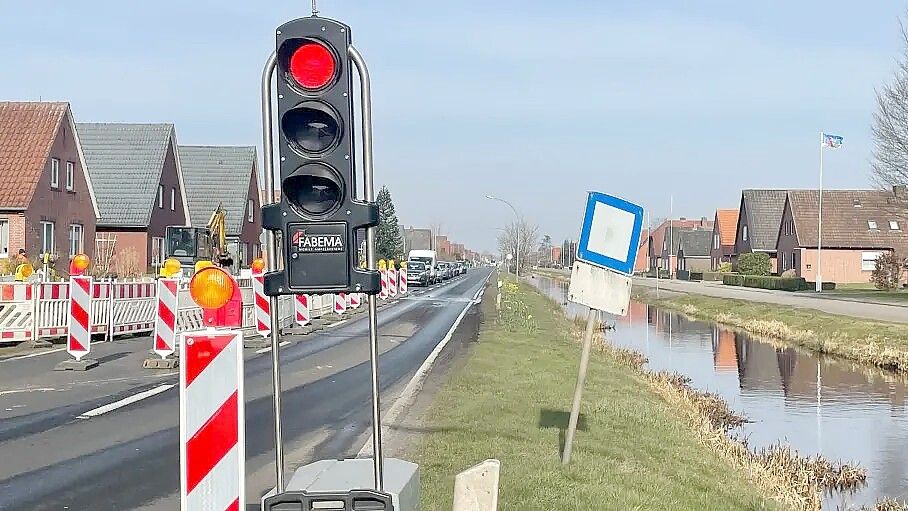 Nicht nur halbseitig, so wie hier im vergangenen Frühjahr auf dem „Splitting rechts“ in Papenburg bei der Erneuerung eines Durchlasses, sondern voll gesperrt wird ein Teil der Straße voraussichtlich ab März 2026 für mehrere Monate. Foto: Gerd Schade