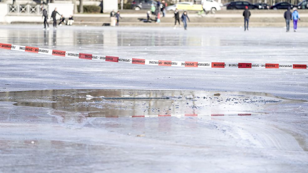 In Bremen musste die Polizei am Wochenende mehrere Personen von Eisflächen holen. Foto: imago images / Political-Moments