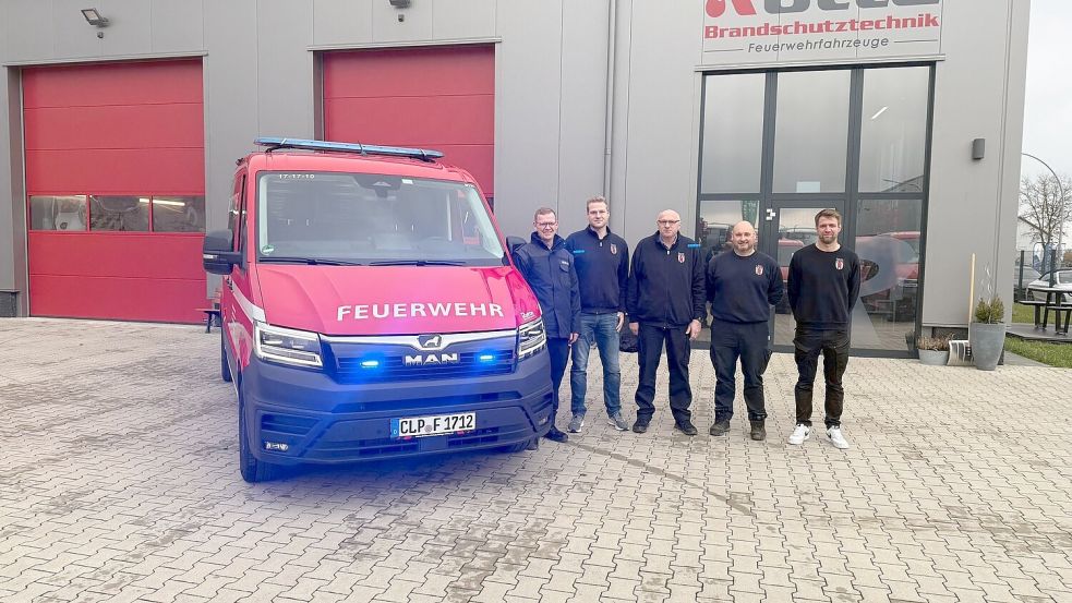 Abholung des Fahrzeugs beim Ausbauer (von links): Ortsbrandmeister Florian Hinrichs, Andre Norenbrock, Stefan Norenbrock, Florian Ströher und Kevin Gründing. Foto: Jens Kotte/Feuerwehr Friesoythe