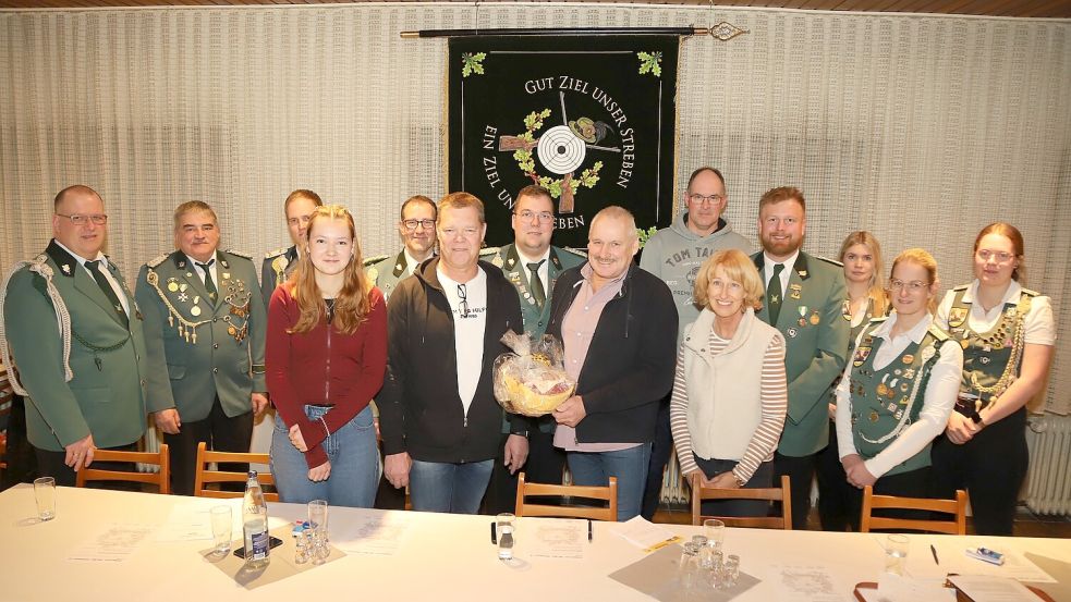 Die erfolgreichen Vereinsmeister des Schützenvereins „Gut Ziel“ Strücklingen mit dem Geehrten Frank Schulte (8. v. l.) und dem Vorstand. Foto: Hans Passmann