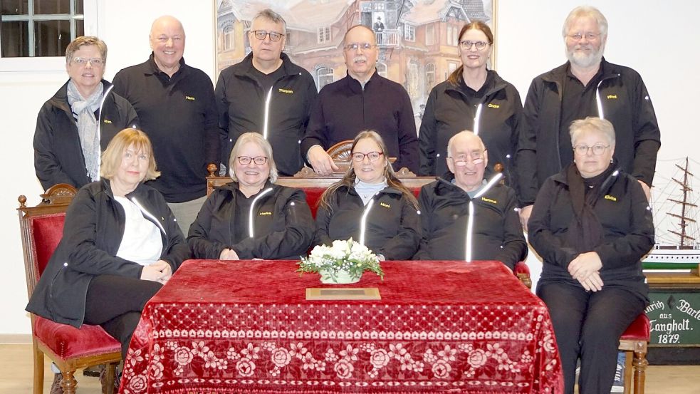 Das Foto zeigt den Vorstand und die Mitglieder des Fehntheaters auf der Mitgliederversammlung. Foto: Hinrich Heselmeyer