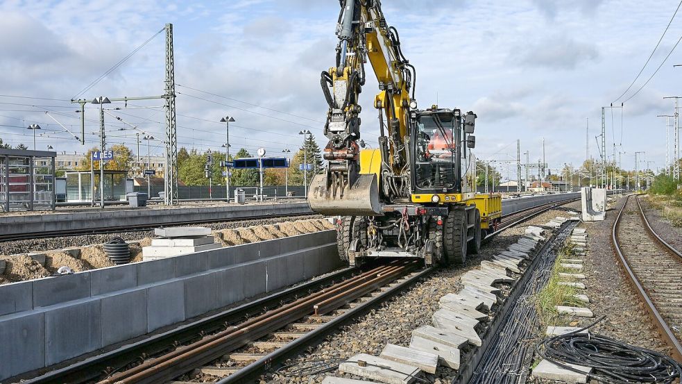 Pendler müssen weiter Geduld beweisen: Die Sanierung der Strecke Hamburg-Berlin verzögert sich. (Archivbild) Foto: Jens Kalaene