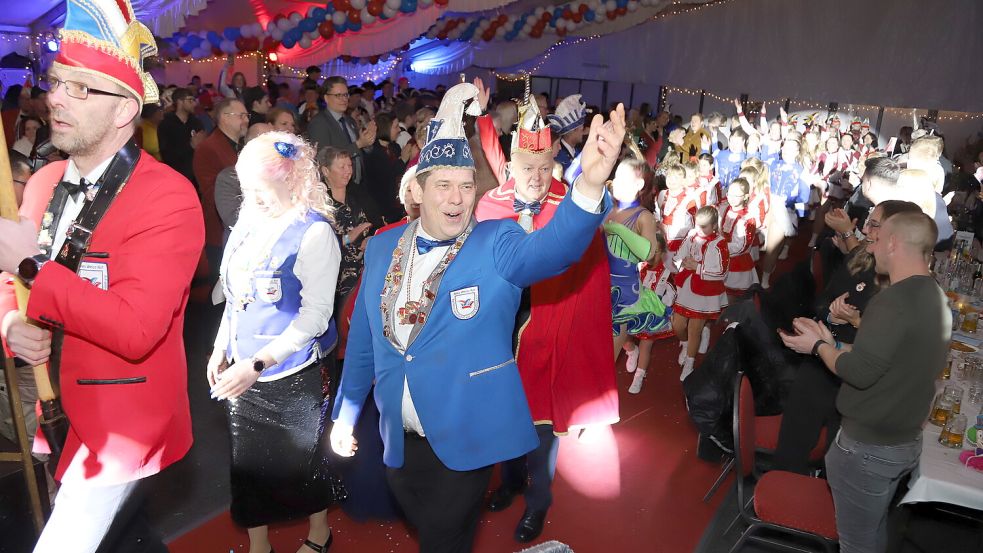 Ein „Helau“ rief Vorsitzender Michael Schmidt den Narren beim Einmarsch zu. Foto: Hans Passmann
