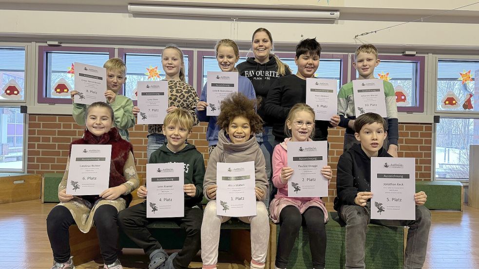 Lehrkraft Ann-Sophie Adrian mit den Gewinnerinnen und Gewinnern des Antolin-Lesewettbewerbs (1. Halbjahr 2025/26). Foto: Grundschule Ramsloh