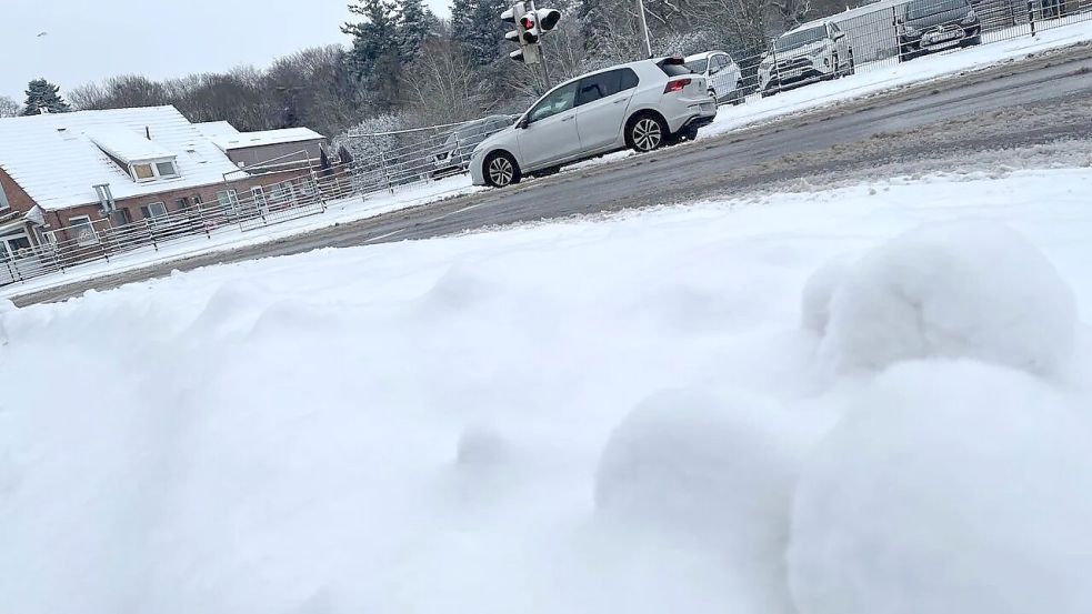 Auf den größeren Straßen gab es am Vormittag reichlich Schneematsch, während in den Seitenstraßen zum Teil noch eine dichte Schneedecke lag. Foto: Sebastian Bete