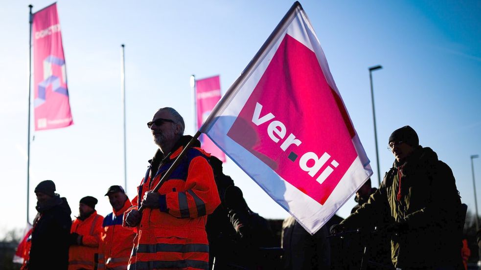 Verdi-Mitglieder gehen auf die Straße. (Archivbild) Foto: Julian Stratenschulte