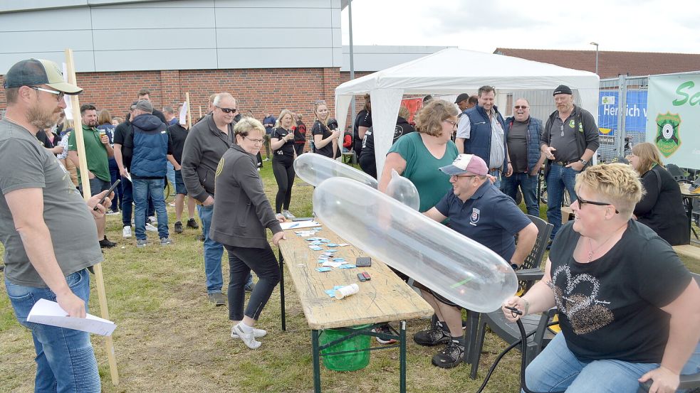 An dieser Station mussten Kondome im Sitzen und mithilfe einer Luftpumpe aufgeblasen werden. Archivfoto: Holger Weers