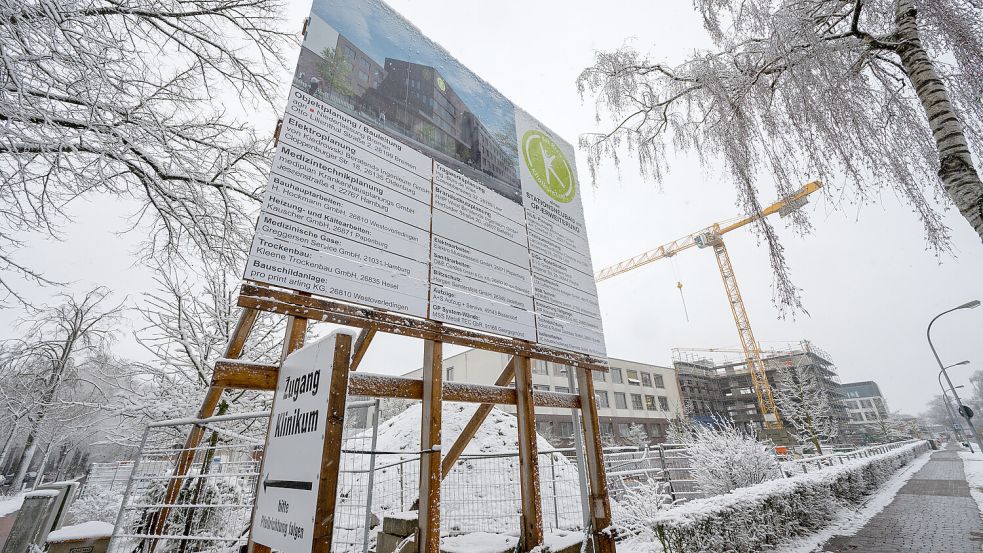 Das große Schild zeigt, was geplant ist, das kleine unten links den Weg ins Klinikum. Foto: Klaus Ortgies