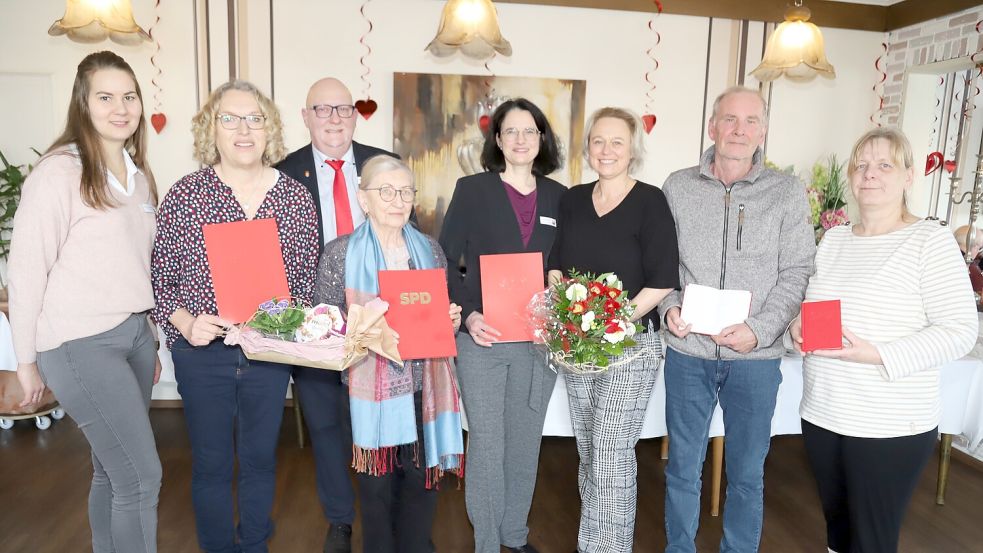 Die geehrten und neu aufgenommenen Mitglieder des SPD-Ortsvereins Barßel mit Vorstandsmitgliedern (von links): Daniela Wulf, Karin Schierhorn, Hartmut Wrede, Rosemarie Stroh, Julia Thoben, Judith Vey-Höwener, Lothar Becker, Karin Renke. Foto: Hans Passmann