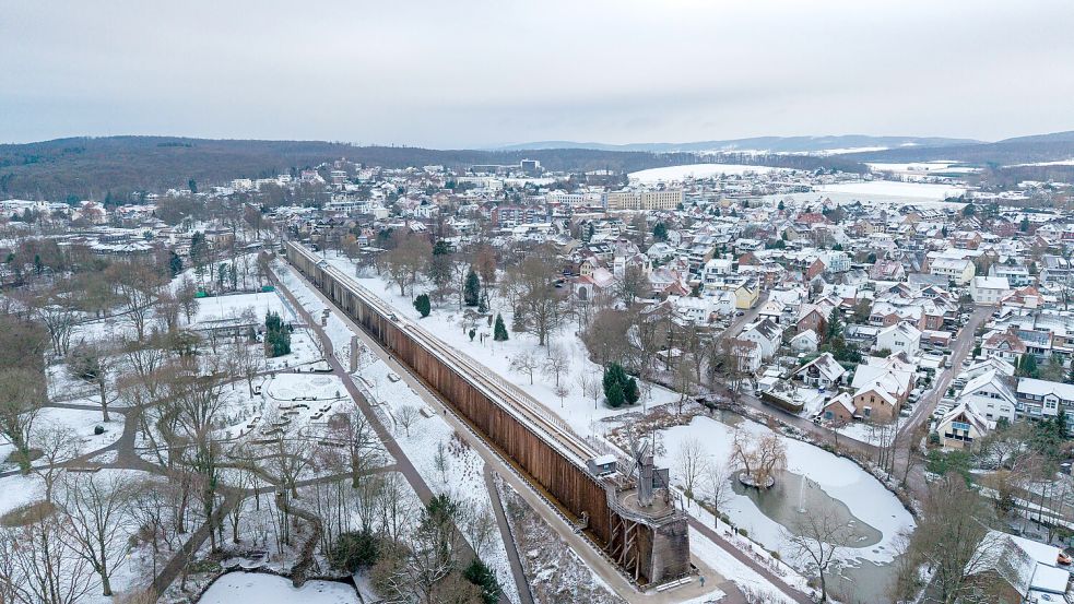 Der Schneefall im Januar hüllte das Gradierwerk in Bad Rothenfelde in winterliches Weiß. Foto: Sebastian Dannenberg
