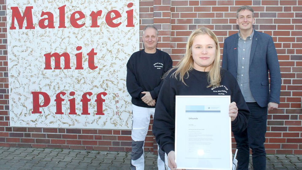 Ausbildungsberater Jörg Harms (rechts) überreichte Lehrling des Monats Lara Vöge ihre Urkunde. Er gratulierte auch ihrem Chef und Ausbilder Erik Wendeling (links) zur Auszeichnung. Foto: Handwerkskammer/ Stöppel