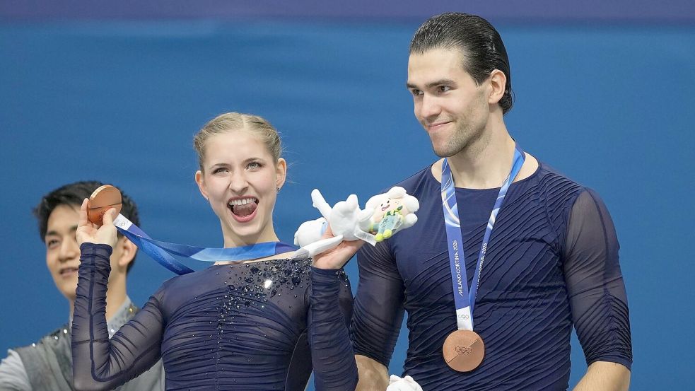 Minerva Hase (l) und Nikita Volodin (r) freuten sich über Bronze. Foto: Stephanie Scarbrough/AP/dpa
