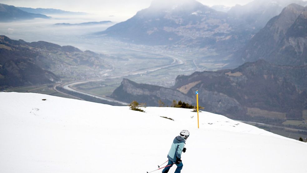 In vielen europäischen Wintersportregionen ist die Lawinengefahr derzeit groß (Archivbild). Foto: Gian Ehrenzeller/KEYSTONE/dpa