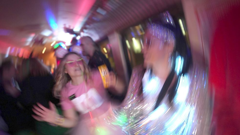 Am Wochenende tanzten und feierten viele Leute zu Karnevalsmusik. Foto: Marcus Brandt/dpa