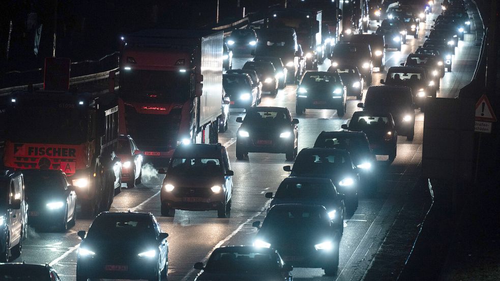 Autos im stockenden Berufsverkehr: Bei der Verbrennung von Kraftstoff und beim Heizen mit Öl, Gas, Holz und anderen Brennstoffen entstehen Feinstaub, Stickoxide und andere Luftschadstoffe, die sich in bestimmten Wetterlagen anreichern. Foto: Marijan Murat/dpa