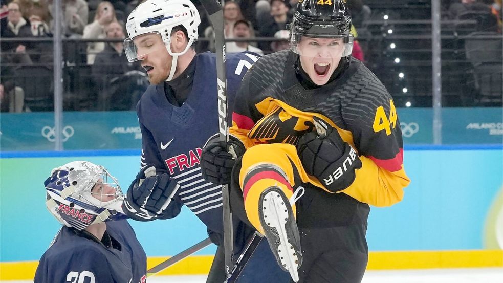 Das deutsche Eishockeyteam um Torschütze Joshua Samanski jubelt über den Viertelfinal-Einzug bei Olympia. Foto: Carolyn Kaster/AP/dpa