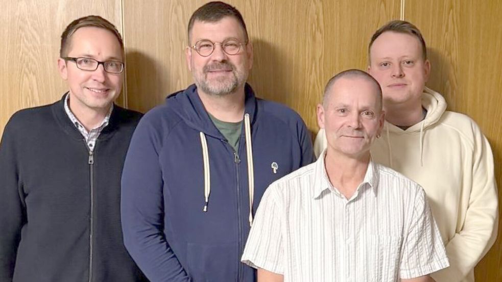 Der neue Vorstand der Tennis- und Bouleabteilung von TuRa 07 Westrhauderfehn (von links): Henrik Zein (Pressewart und Schriftführer), Knut Hofmayer (Vorsitzender), Mirko Kolbe (stellvertretender Vorsitzender) und Hendrik Serode (Jugend- und Sportwart). Es fehlt Harm Evers (Kassenwart und Bouleabteilung). Foto: Privat