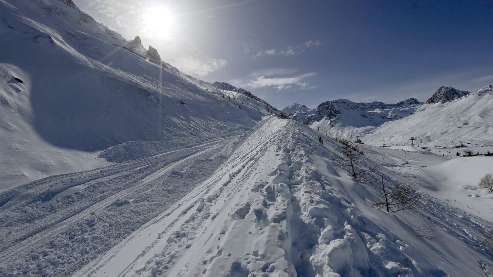 Eine Lawine hat in den französischen Alpen zwei Skifahrer in den Tod gerissen (Archivbild). Foto: picture alliance / Luca Bruno/AP