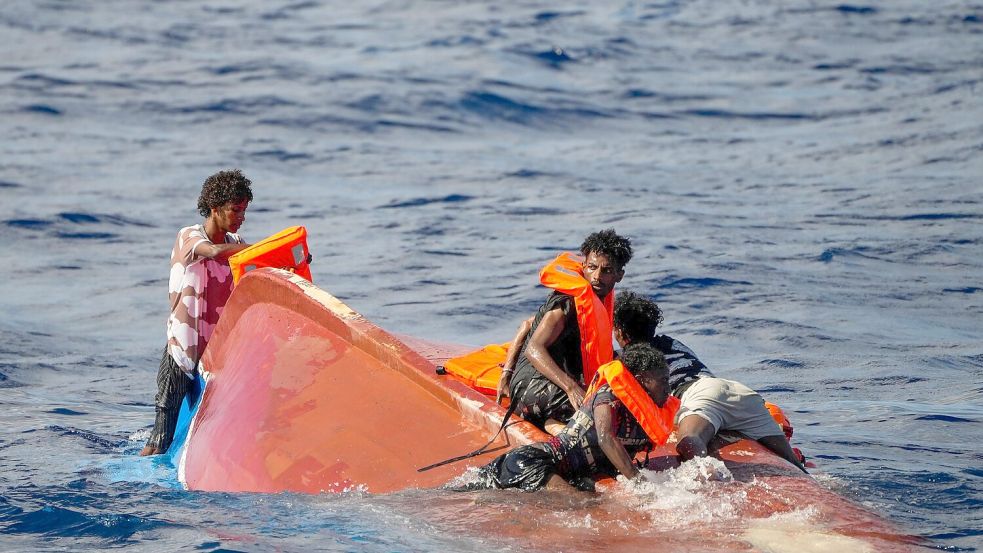 Immer wieder kommen Menschen bei der Fahrt übers Mittelmeer ums Leben. (Archivbild) Foto: Francisco Seco/AP/dpa
