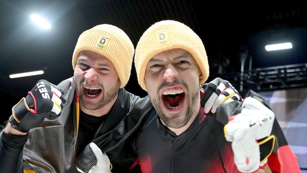 Johannes Lochner (l) und Georg Fleischhauer sind am Ziel: Gold im Zweierbob. Foto: Robert Michael