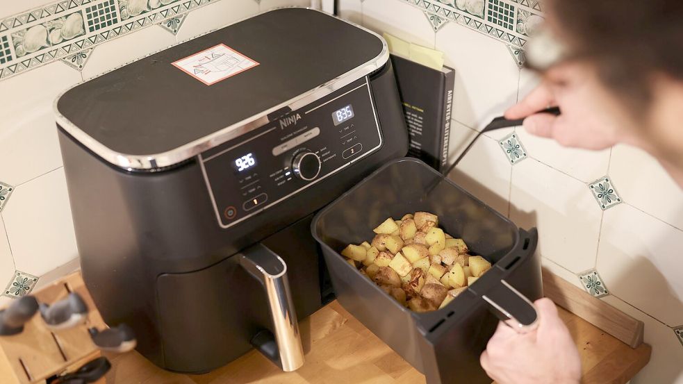 Ist der Korb befüllt, kann der Airfryer gestartet werden. Foto: Christian Charisius