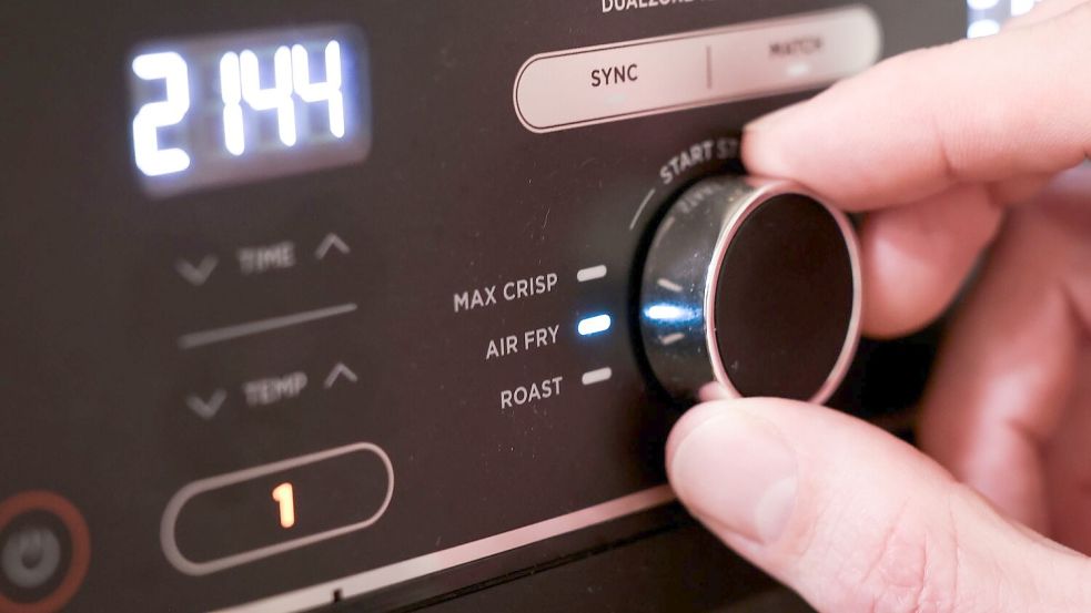 Viele Verbraucher loben die einfache Bedienung und die vielseitigen Einsatzmöglichkeiten des Airfryers. Foto: Christian Charisius