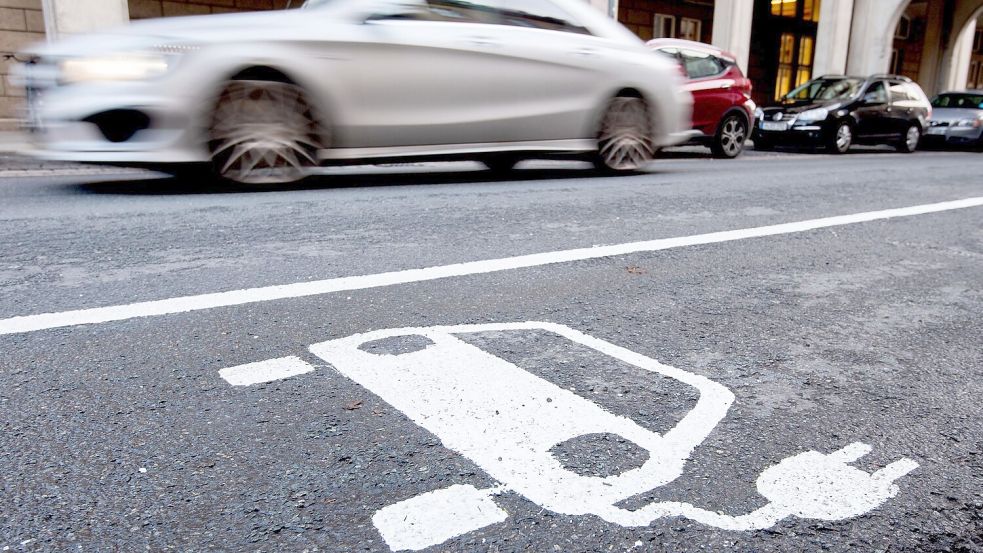 Im Alltagsbetrieb auf der Straße sind Plug-in-Hybride laut Fraunhofer ISI deutlich durstiger als auf dem Papier. (Archivbild) Foto: picture alliance/dpa