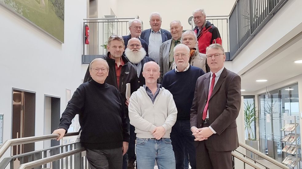 Die Mitglieder der Sektion Ost des Friesenrats trafen sich in Ihlow zur Jahreshauptversammlung. Vorsitzender Arno Ulrichs (vorne, rechts) verabschiedete Dieter Osterndorff (hintere Reihe, zweiter von rechts). Foto: Torsten Bruns