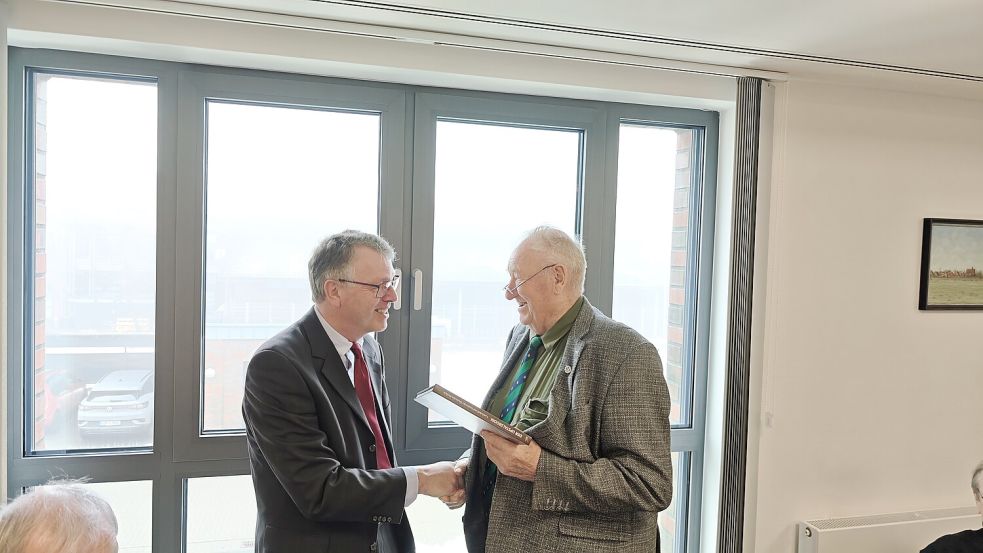Nach mehr als 50 Jahren wurde Dieter Osterndorff (rechts) vom Vorsitzenden Arno Ulrichs aus dem Friesenrat verabschiedet. Foto: Torsten Bruns