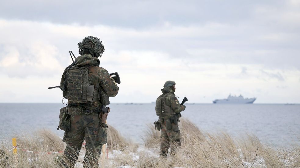 An der amphibischen Anlandung sind nach Nato-Angaben 15 Schiffe mit 2.600 Soldaten beteiligt. Foto: Christian Charisius