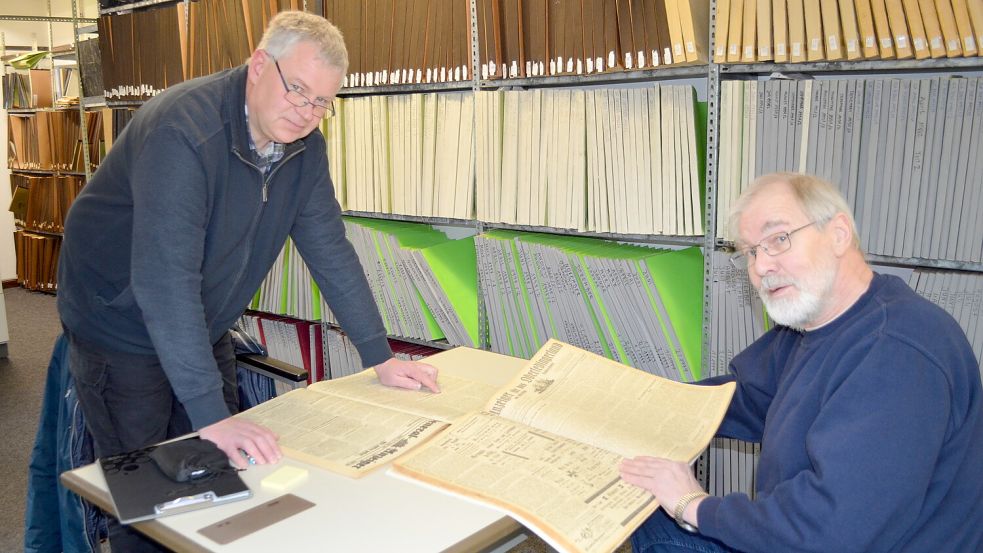 Torsten Laupichler (links) und Eckhard Schulte suchen im Archiv des Rhauderfehner General-Anzeigers nach historischen Zeitungsberichten über die Fehnschifffahrt. Dabei sind die beiden Vorstandsmitglieder der Rhauderfehner Schiffergilde fündig geworden. Foto: Astrid Fertig