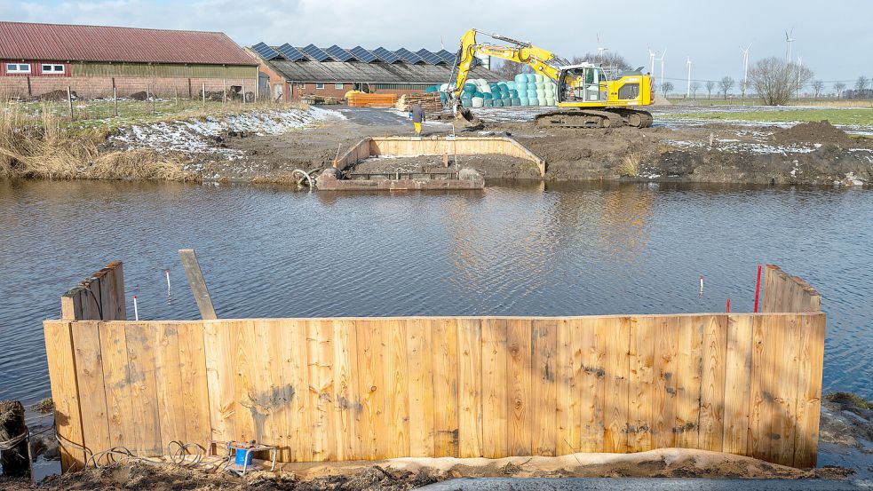 Für die Anlegestellen werden am Ippenwarfer Weg bei Tergast gerade Spundwände gesetzt. Foto: Klaus Ortgies