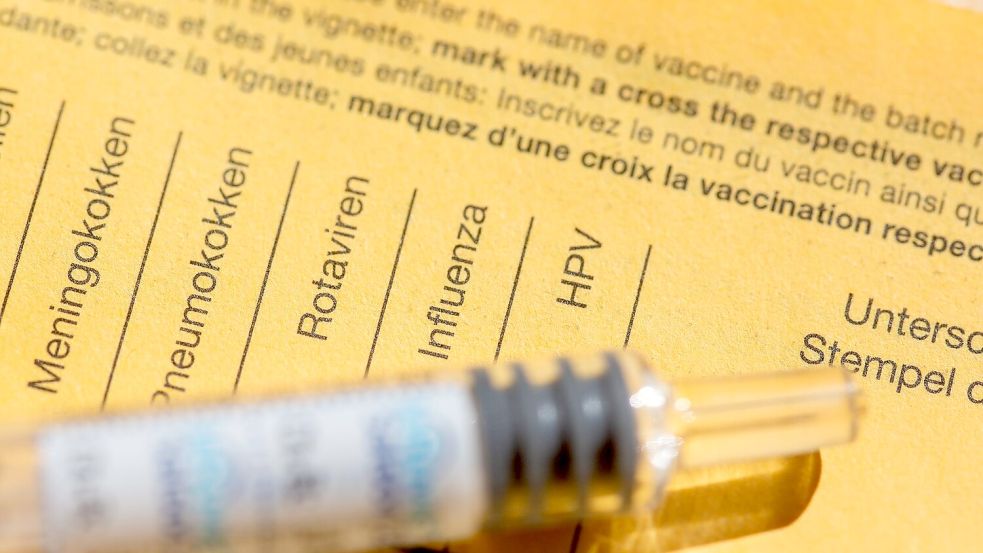 Die Impfung gegen Meningokokken der vier Untergruppen ist mit einer Kombi-Dosis möglich. (Symbolbild) Foto: Fernando Gutierrez-Juarez/dpa