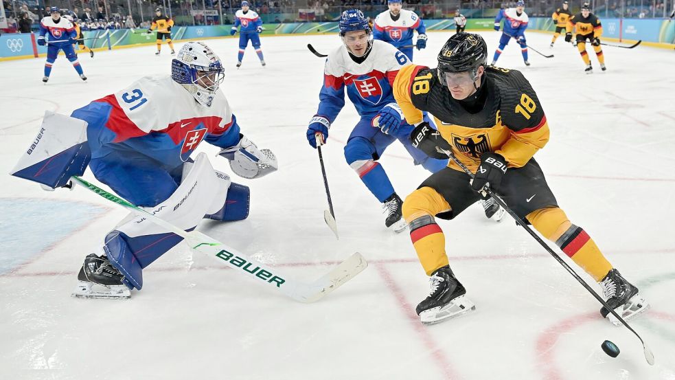Zu viel lastete im Angriff auf den deutschen NHL-Stars wie Tim Stützle (r). Foto: Peter Kneffel