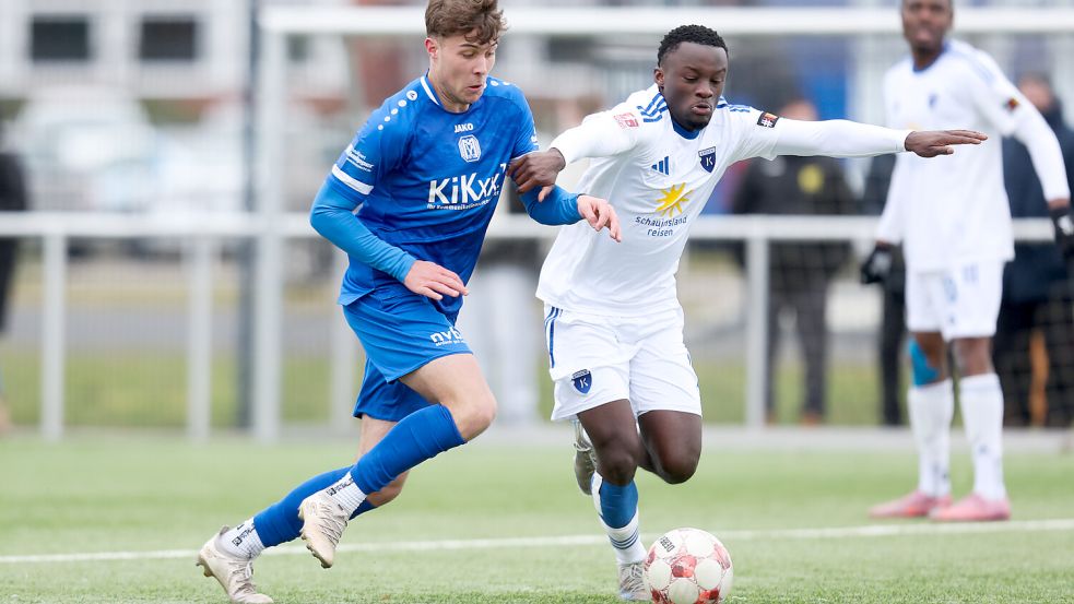 Kickers Emden (am Ball Emanuel Adou) tritt am Mittwochabend zu einem Testspiel gegen den BSV Rehden an. Foto: Jens Doden/Emden