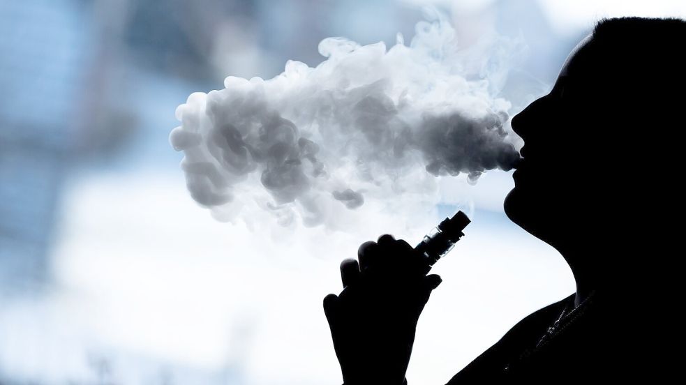 Hat diese Vaperin gerade einen der 13 umstrittenen Inhaltsstoffe inhaliert? Die Wahrscheinlichkeit ist hoch. (Symbolbild) Foto: Silas Stein