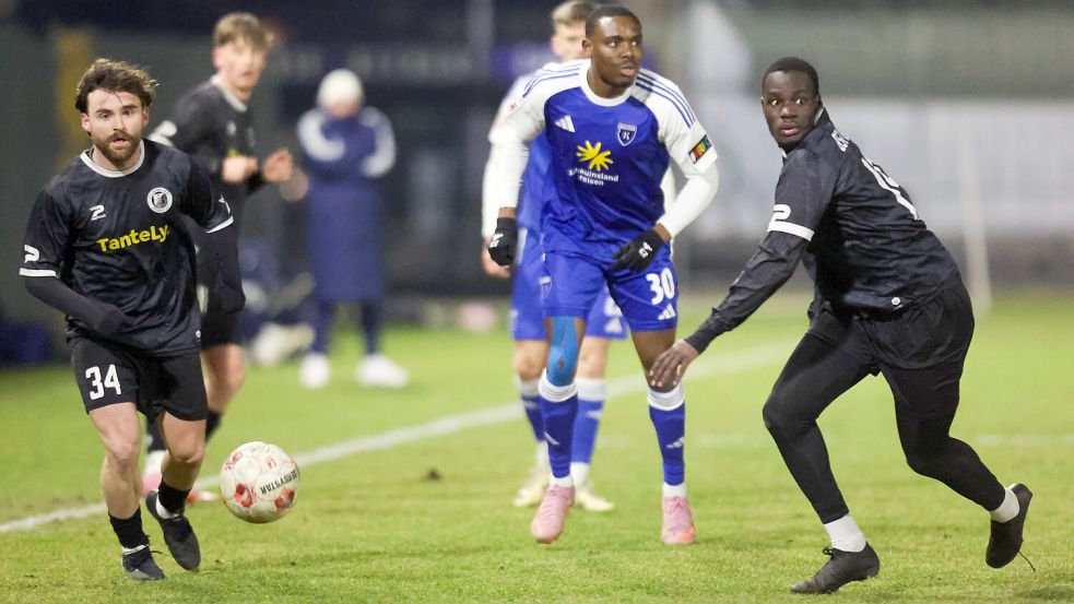 André N’Diaye (rechts) kehrte nach seinem Kickers-Abschied im Sommer am Mittwoch als Gästespieler zurück.