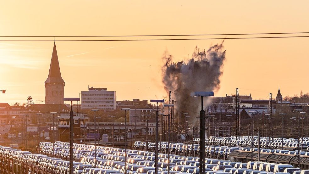 Die Explosion einer kontrollierten Sprengung von einer 250kg Bombe. Foto: Sebastian Dannenberg