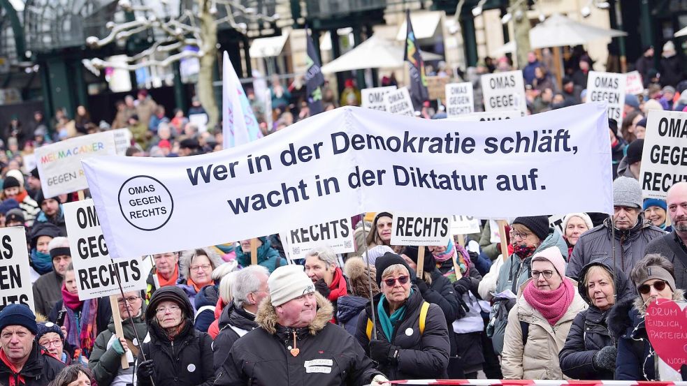 Eine deutliche Mehrheit in Deutschland sieht eine negative Entwicklung der Demokratie. (Archivbild) Foto: Daniel Bockwoldt/dpa