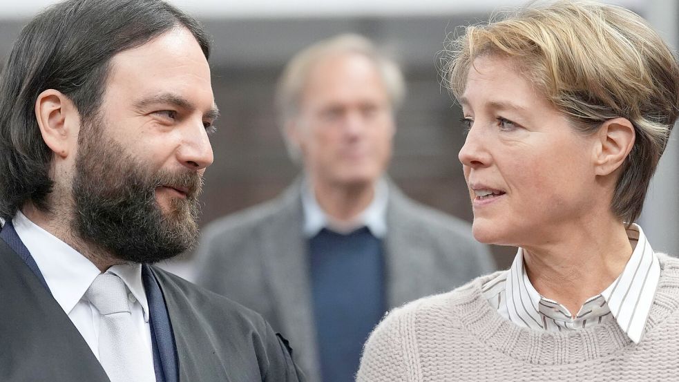 Christina Block, Gastronomin und Unternehmerin, mit ihrem Verteidiger Ingo Bott – im Hintergrund ist Gerhard Delling zu sehen, ehemaliger Fernsehmoderator, Sportjournalist und Lebensgefährte der Erbin. Foto: dpa/Marcus Brandt