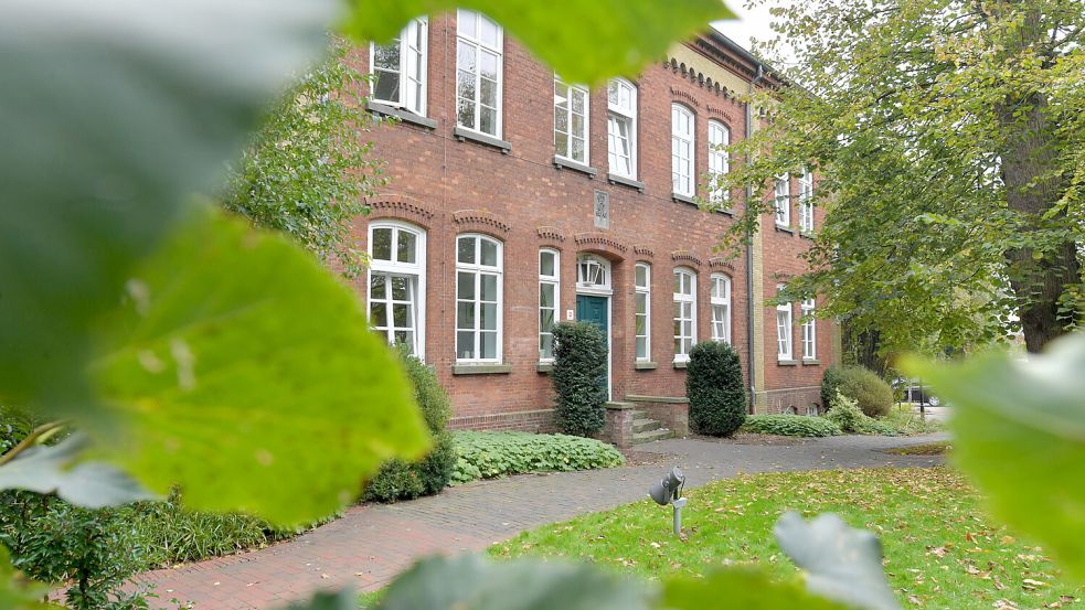 Auch wenn neue Steuermillionen in die Stadtkasse geflossen sind, bleibt das Geld knapp im Rathaus der Stadt Weener. Foto: Klaus Ortgies/Archiv