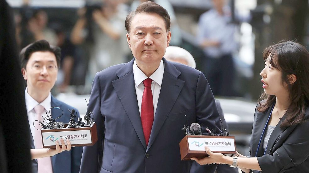 Mit der Verhängung des Kriegsrechts im Dezember 2024 löste Yoon eine schwere Staatskrise aus. (Archivfoto) Foto: Kim Hong-Ji/Reuters Pool via AP/