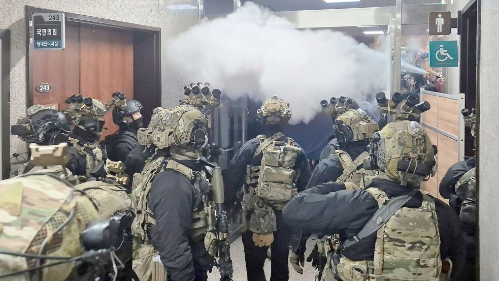 Im Dezember 2024 stürmten Soldaten das Parlament in Seoul. (Archivbild) Foto: Uncredited/YONHAP/dpa
