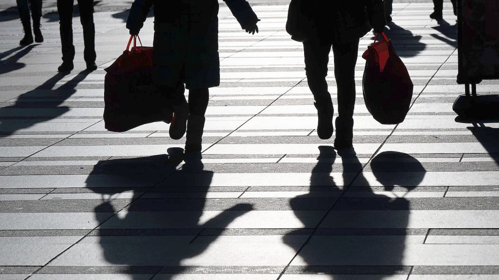 Zum Jahresanfang hat die Kauflaune der Menschen in Deutschland sich aufgehellt, es bleiben aber reichlich Unsicherheiten, die den Konsum bremsen können. (Symbolbild) Foto: Sebastian Kahnert