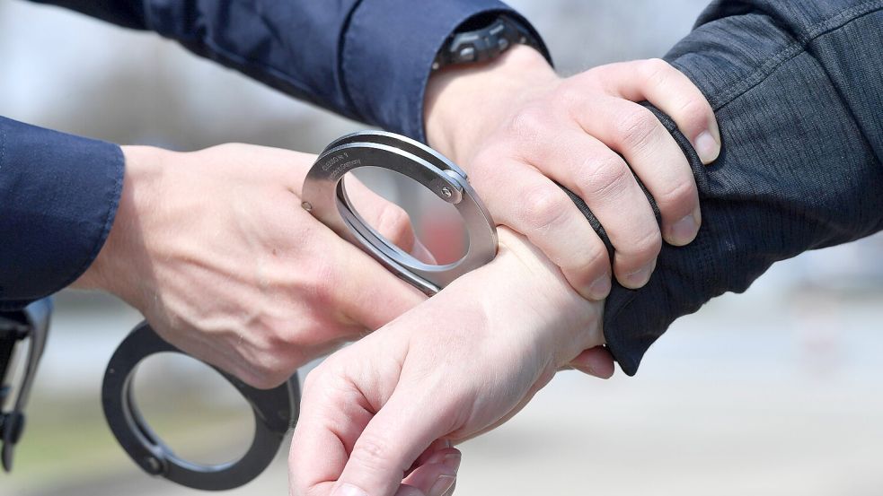 Die Bundespolizei hat drei Jugendliche festnehmen können, die aus einem Geschäft im Bremer Hauptbahnhof Lebensmittel gestohlen und den Kassierer attackiert haben. Foto: imago images / Sven Simon