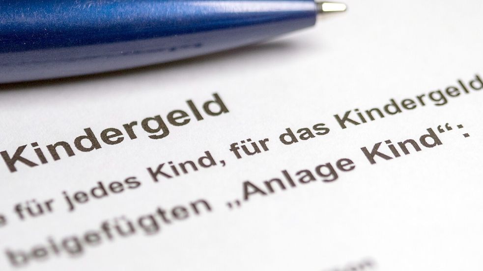 Einen Antrag auf Kindergeld soll man künftig nicht mehr stellen müssen. (Illustration) Foto: Jens Büttner/dpa-Zentralbild/dpa